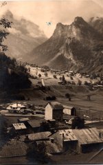 Carte postale vue sur une partie du village de Sixt