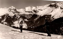 Skieurs devant le Cirque du Fer-à-Cheval - 1960
