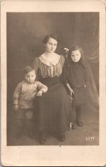 Photo de Mélanie, Yvonne et Maurice MOCCAND à Paris en 1915