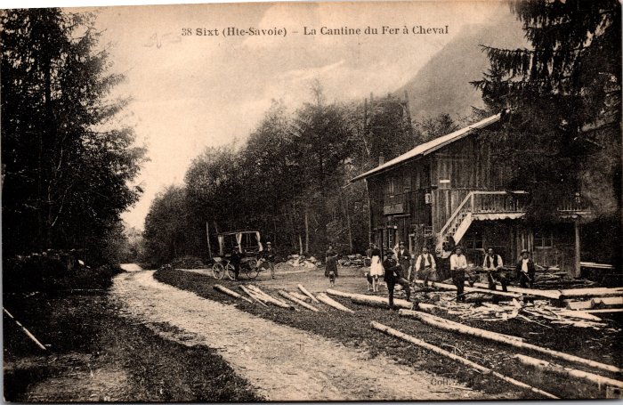 Coupage de bois devant la Cantine du Fer à Cheval