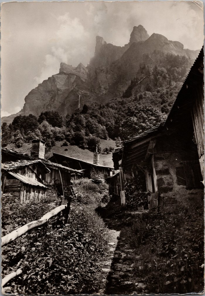 Photos dans le village du Frenalay