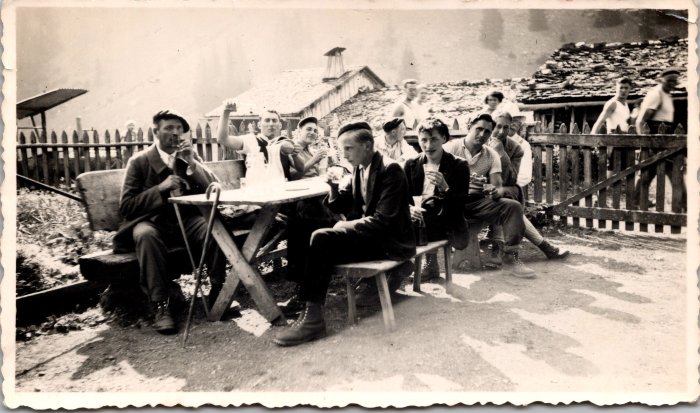 Photo d'un groupe d'hommes autour d'une table