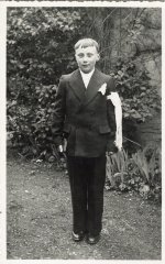 Portrait d'un jeune garçon communiant