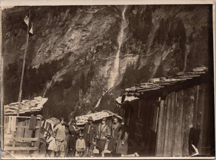 Photo de la Cantine des Fonds avec un groupe de personnes