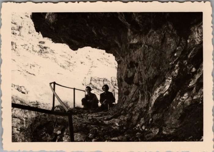 Photo de deux hommes dans le Pas de Sales