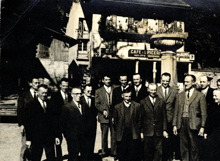 Photo d'un groupe d'homme devant le café - épicerie à Sixt