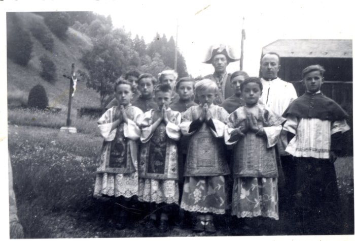 Enfants de chœur pendant la messe - 1956