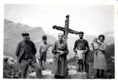 Photo à Commune sur le "Moré", devant la Croix