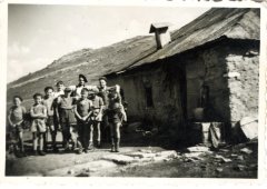 Photo devant la fruitière d'Anterne - 1956