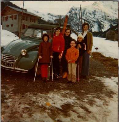 Groupe de skieur devant la 2CV - 1977