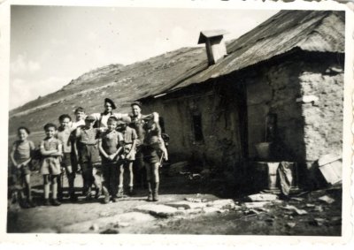 Photo devant la fruitière d'Anterne - 1956