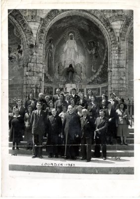 Photo à la sortie du pèlerinage à Lourdes en 1952