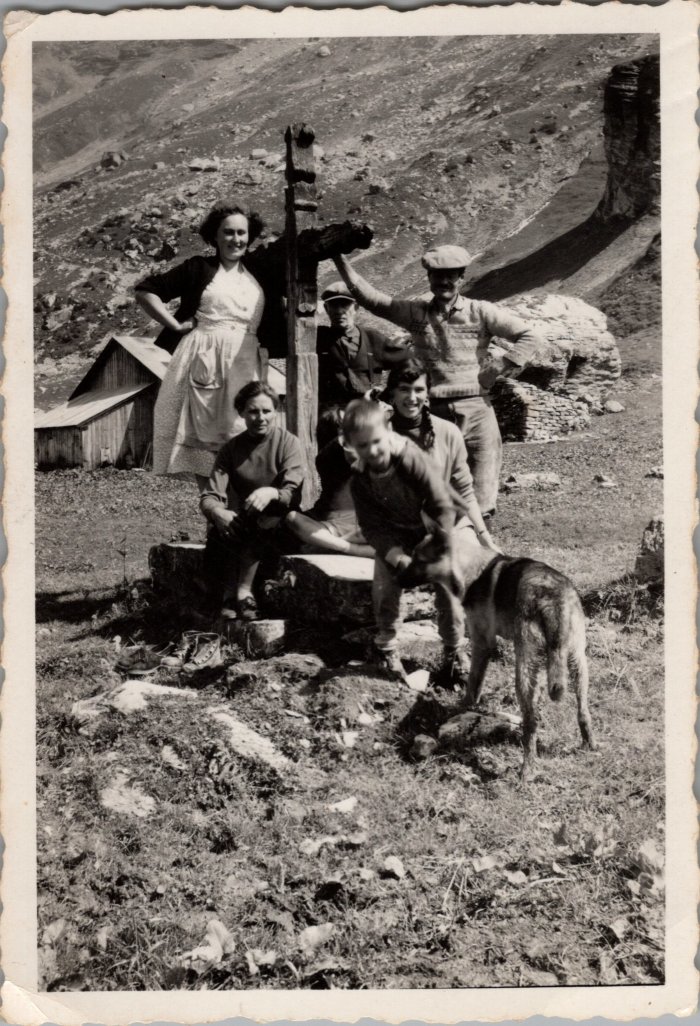 Photo de groupe devant la croix des "Moré" à Commune - 1956