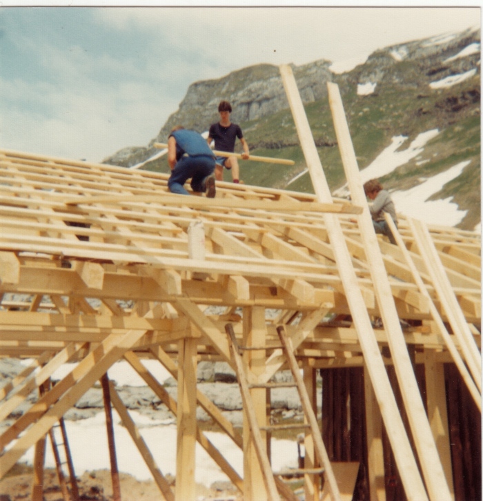 Photos de la construction du refuge de Sales en 1984