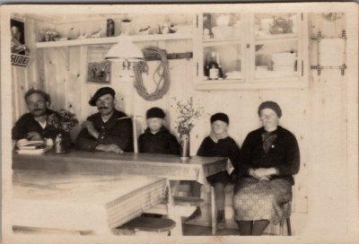 Famille MOGENIER dans la salle à manger de la Cantine des Fonts - 1930