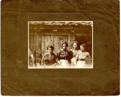 Bergères devant un chalet en montagne 