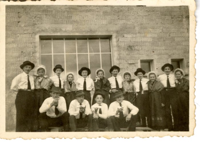 Photo de groupe du Folklore de Sixt dans les années 60